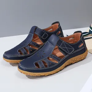 Détail des sandales de plage plates bleu marine pour femmes avec semelle à motif fleuri