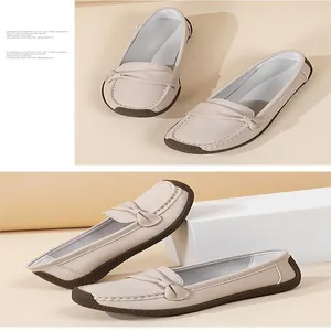 Detailansicht der beigen bequemen flachen Slipper für Damen mit stilvollem Knotendetail