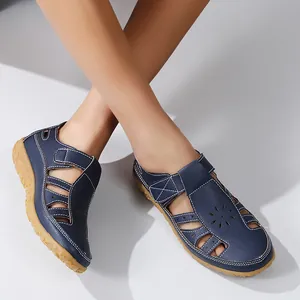 Sandales bleu marine pour femmes avec découpes fleuries et coutures blanches élégantes