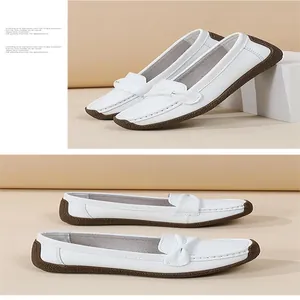 Bequeme weiße Leder-Loafer für Damen mit dekorativer Schleife und rutschfester Sohle