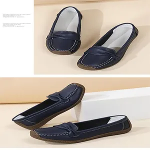 Detailansicht dunkelblauer Loafer mit Knotendesign und dekorativen weißen Kontrastnähten.