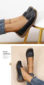 Detailopname van zwarte leren loafers met bloemendetails en zachte comfortabele zolen.