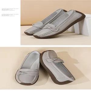 Nahaufnahme bequemer grauer Leder-Loafer mit schicker, dekorativer Schleifenverzierung