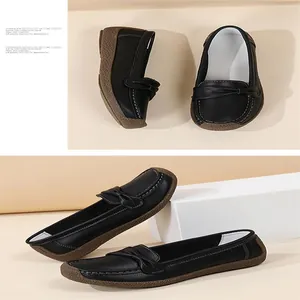 Elegante schwarze Leder-Slipper für Damen mit Schleife und rutschfester Gummisohle.