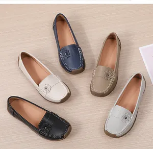 Comfortabele dames instapschoenen van zacht leer in diverse kleuren met bloem.