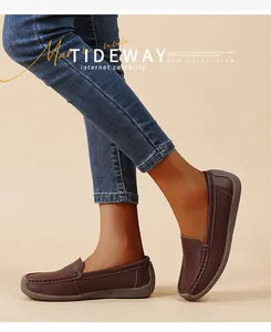 Detalle de mocasines de cuero marrón para mujer con suela plana y suave para confort.