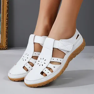 Sandales Plates Ajourées pour Femmes Chaussures de Plage Été Décontractées Respirant en Cuir PU avec Auto-Agrippant Légères Antidérapantes