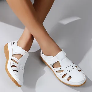 Sandales plates blanches pour femmes avec motif floral élégant et brides à scratch