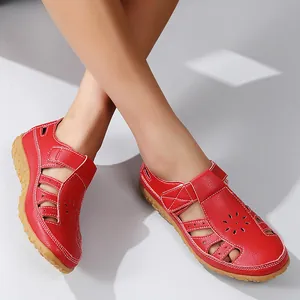 Vue détaillée des sandales plates évidées rouges pour femmes avec texture cuir confortable.