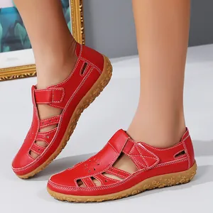 Sandales de plage plates rouges ajourées pour femmes avec détails floraux élégants