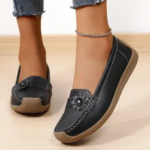 Comfortabele zwarte damesloafers met bloemdecoratie en zachte antislip rubberen zool