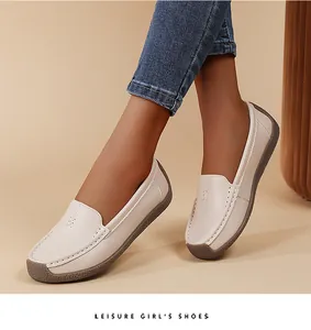 Mocasines de cuero beige para mujer con suela suave y un estilo denim casual