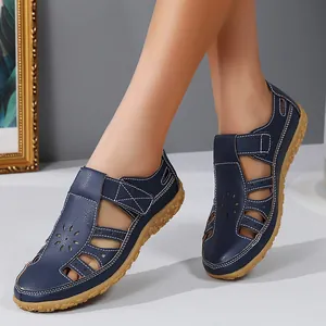 Vue détaillée des sandales plates évidées bleu marine pour femmes avec sangle réglable
