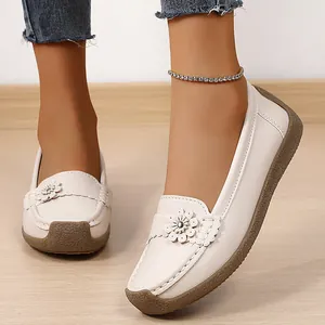 Comfortabele witte damesloafers met zachte zool en elegant bloemdetail voor de lente.