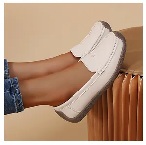 Detalle de mocasines beige cómodos para mujer con suela de goma blanda y flexible