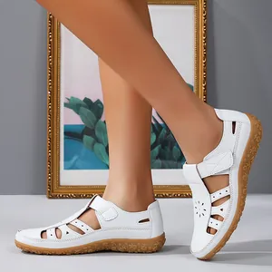 Sandales plates en cuir blanc ajourées pour femmes avec un design respirant et confortable