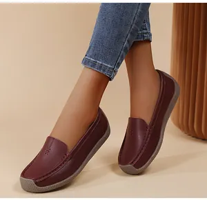 Primer plano de mocasines de cuero burdeos para mujer con suela de goma blanda