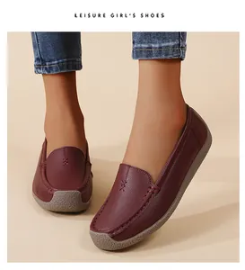 Primer plano de mocasines de cuero suave burdeos para mujer con suela antideslizante cómoda