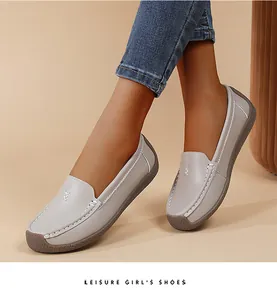 Mocasines clásicos de cuero suave gris para mujer con costuras en contraste a los pies