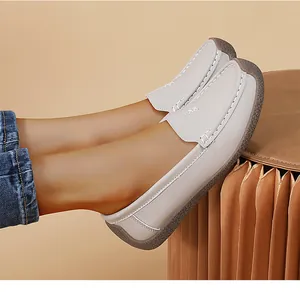 Mocasines cómodos para mujer en piel suave crema con costuras blancas de contraste para diario