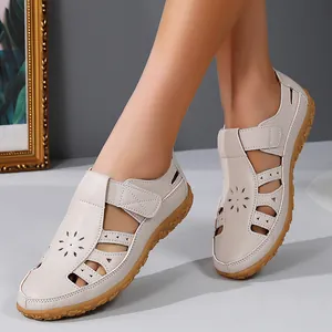 Sandales plates beiges confortables pour femmes avec des motifs floraux élégants