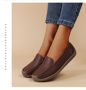 Primer plano de mocasines de cuero marrón para mujer con suelas planas y muy suaves