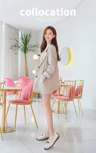 Stijlvol model met comfortabele crèmekleurige lederen loafers in een café-setting