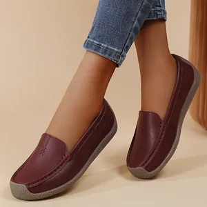 Mocasines cómodos para mujer en color burdeos con suela blanda y costuras de diseño