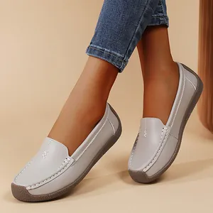Mocasines grises cómodos para mujer con suelas planas suaves para diario