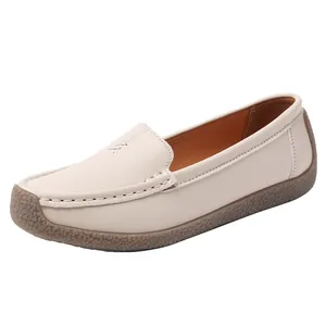 Mocasines casuales para mujer en color crema con piel suave y suela plana de goma cómoda