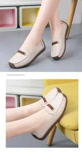 Gedetailleerde lifestyle-weergaven van comfortabele crème leren loafers voor dames