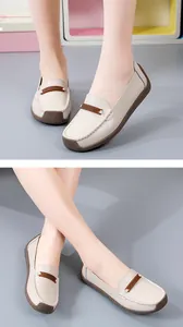 Detailweergave van comfortabele crème lederen loafers voor dames met zachte bruine zolen