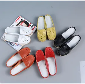 Sabot stile mocassino traforato e traspirante da donna in vari colori con zeppa comoda.