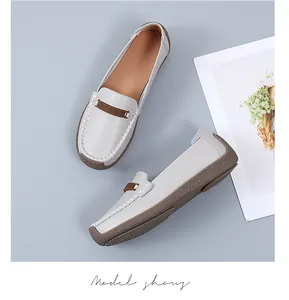 Comfortabele lichtgrijze leren loafers met zachte zolen en contrasterende stiksels