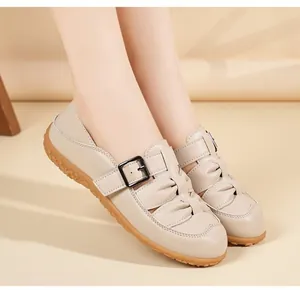 Dettaglio di sandali chiusi beige traspiranti con fibbia decorativa e pelle morbida
