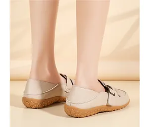 Vista posteriore di sandali beige con aperture, fibbia regolabile e suola confortevole