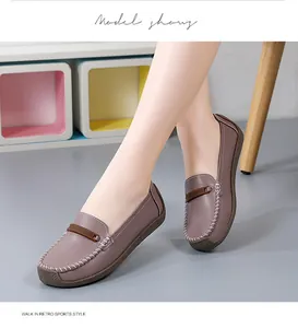 Detailweergave van comfortabele paarsgrijze leren loafers voor dames in retrostijl