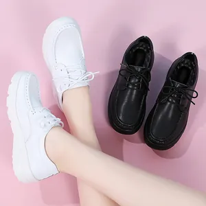 Modische Damen Plateau-Slipper in Weiß und Schwarz mit bequemer rutschfester Gummisohle