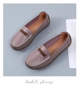 Zijaanzicht van mauve lederen loafers met handgestikte details en zachte zool.