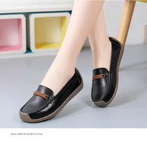 Detailopname van comfortabele zwarte leren loafers voor dames met zachte zool op model
