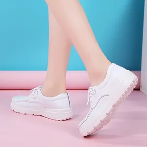 Bequeme weiße Keilschuhe für Krankenschwestern mit rutschfester weicher Sohle.