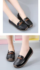 Detail van comfortabele zwarte leren loafers met zachte zolen voor dames