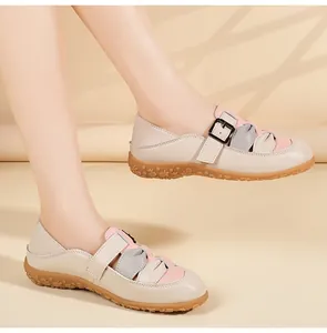Vista dettagliata dei sandali chiusi beige e rosa per donna indossati da una modella