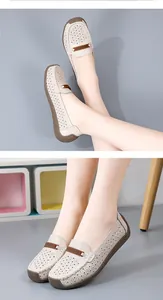 Gedetailleerde weergave van beige geperforeerde leren loafers voor dames met zachte zool