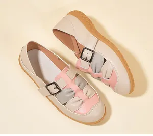 Primo piano di eleganti sandali da donna con intagli multicolore e cinturino con fibbia in metallo