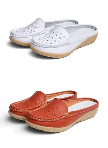 Sabot con zeppa traspiranti da donna disponibili nei colori bianco e marrone cuoio