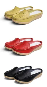 Mocassini con zeppa da donna con design traforato traspirante in giallo, rosso e nero.