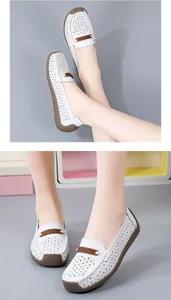 Comfortabele witte geperforeerde leren loafers voor dames met zachte bruine rubberen zool