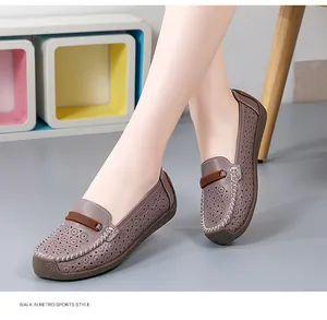 Close-up van comfortabele leren mocassins met lasergesneden patronen en een zachte zool