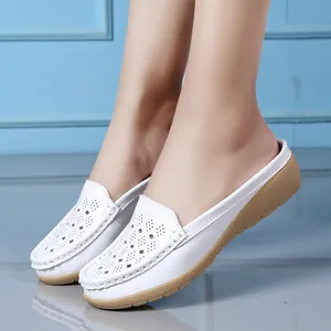 Comode sabot in pelle bianca traforata con zeppa per donna e suola marrone chiaro